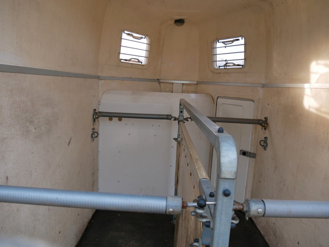 Humbaur Atis 2 Pferde Sattelkammer - Gyvulių pervežimo priekaba: foto 5 Humbaur Atis 2 Pferde Sattelkammer - Gyvulių pervežimo priekaba: foto 5