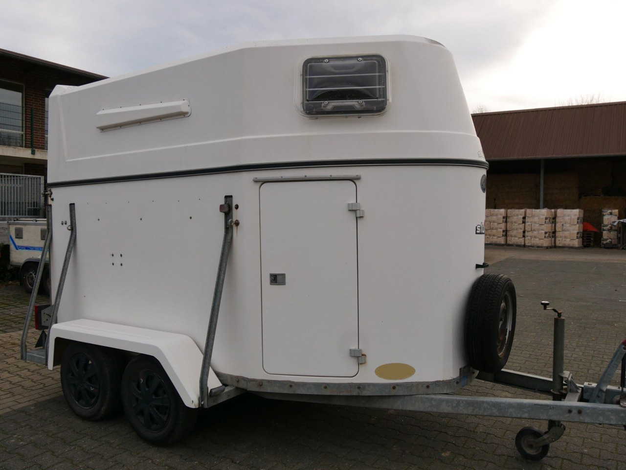 Sluis Vollpoly 2 Pferde mit Sattelkammer - Gyvulių pervežimo priekaba: foto 1 Sluis Vollpoly 2 Pferde mit Sattelkammer - Gyvulių pervežimo priekaba: foto 1