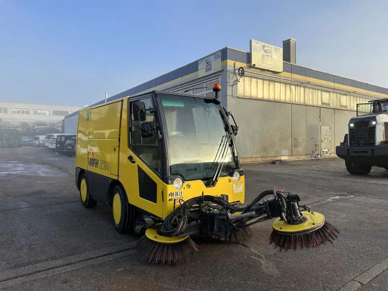 Diversen MFH 2500 Kehrmaschine Klima 3 Besen AEBI MATEC MFH 2500 Kehrmaschine Klima 3 Besen - Grindų šlavimo mašina: foto 2 Diversen MFH 2500 Kehrmaschine Klima 3 Besen AEBI MATEC MFH 2500 Kehrmaschine Klima 3 Besen - Grindų šlavimo mašina: foto 2