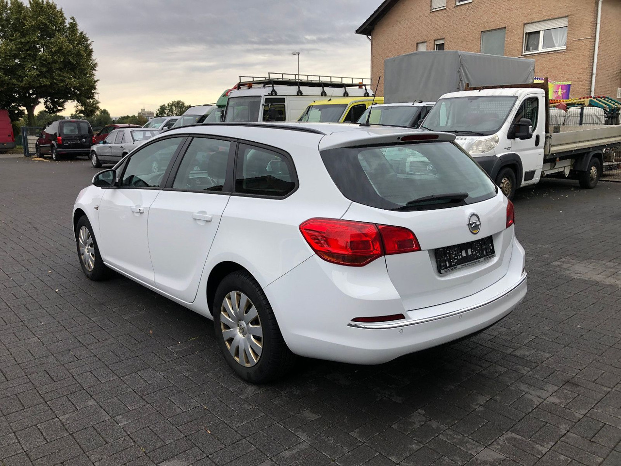 Opel Astra J 1.6 CDTi Sports Tourer Edition - Universalas: foto 4 Opel Astra J 1.6 CDTi Sports Tourer Edition - Universalas: foto 4