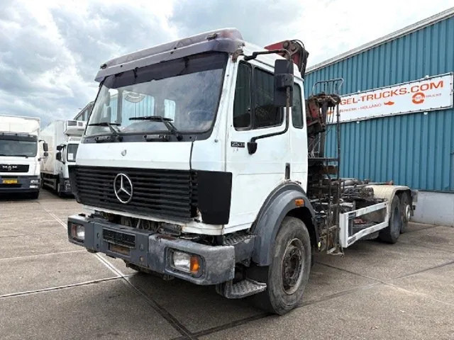 Mercedes-Benz SK 2527 6x2 HOOK-ARM SYSTEM WITH HMF CRANE (V6 ENGINE / ZF MANUAL GEARBOX / REDUCTION AXLE / STEEL SUSPENSION / P.T.O.) - Hook-lift sunkvežimis, Sunkvežimis su kranu: foto 1 Mercedes-Benz SK 2527 6x2 HOOK-ARM SYSTEM WITH HMF CRANE (V6 ENGINE / ZF MANUAL GEARBOX / REDUCTION AXLE / STEEL SUSPENSION / P.T.O.) - Hook-lift sunkvežimis, Sunkvežimis su kranu: foto 1