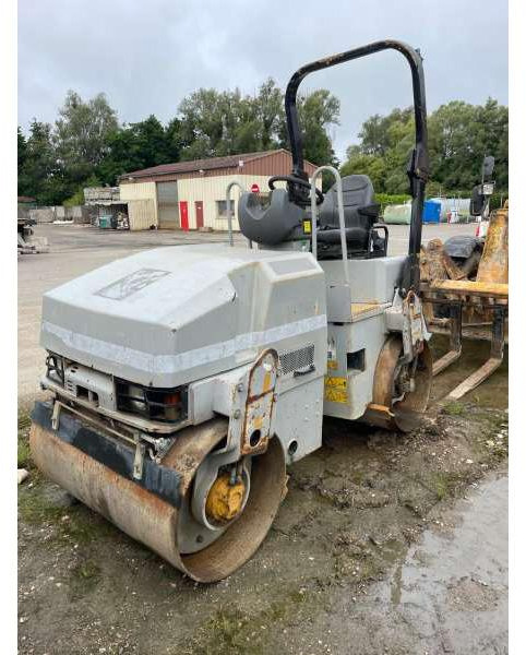 Caterpillar CB24 - Asfalto volus: foto 1 Caterpillar CB24 - Asfalto volus: foto 1