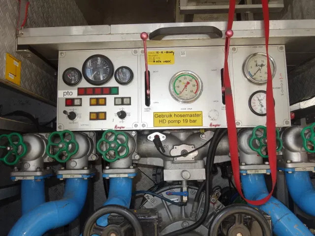 Mercedes-Benz Actros 1831 4X4 ZIEGLER BOMBEROS POMP,2500 L TANK - Gaisrinė mašina: foto 4 Mercedes-Benz Actros 1831 4X4 ZIEGLER BOMBEROS POMP,2500 L TANK - Gaisrinė mašina: foto 4