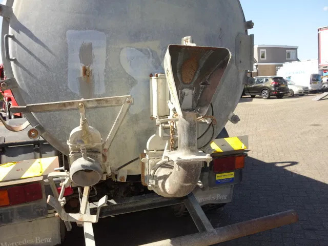 Mercedes-Benz MB 2222 6X4 WATERTANKER WITH PUMP lizingą Mercedes-Benz MB 2222 6X4 WATERTANKER WITH PUMP: foto 12