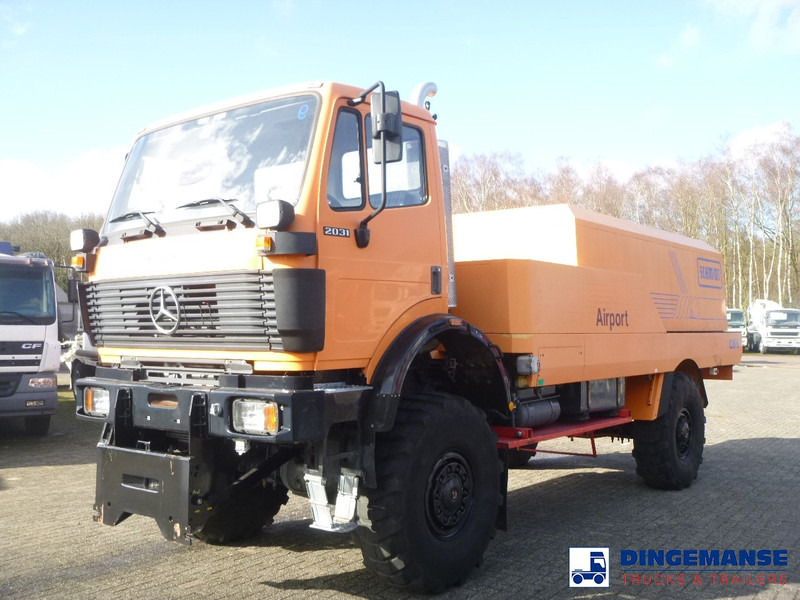 Mercedes-Benz SK 2031 4x4x4 Schmidt CJS9 airport sweeper snow plough - Sniego valymo mašina: foto 4 Mercedes-Benz SK 2031 4x4x4 Schmidt CJS9 airport sweeper snow plough - Sniego valymo mašina: foto 4