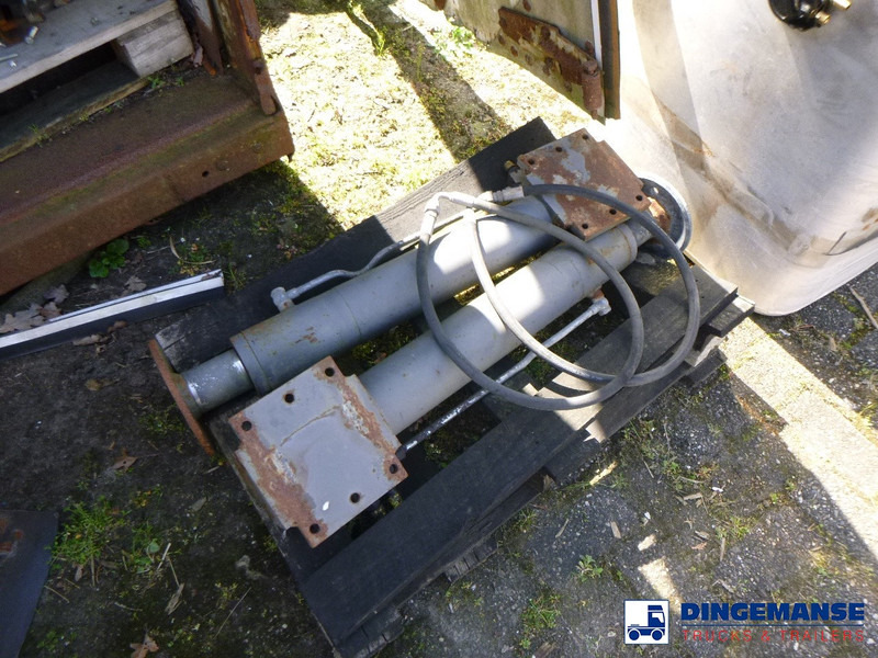 Onbekend 2 Support legs for loading crane - Hidraulinis cilindras: foto 1 Onbekend 2 Support legs for loading crane - Hidraulinis cilindras: foto 1