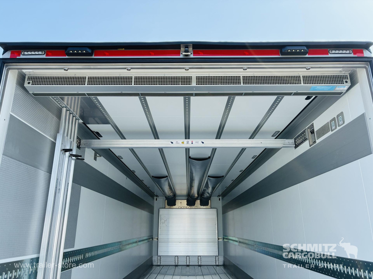 SCHMITZ Auflieger Tiefkühler Standard Taillift - Izoterminis puspriekabė: foto 2 SCHMITZ Auflieger Tiefkühler Standard Taillift - Izoterminis puspriekabė: foto 2