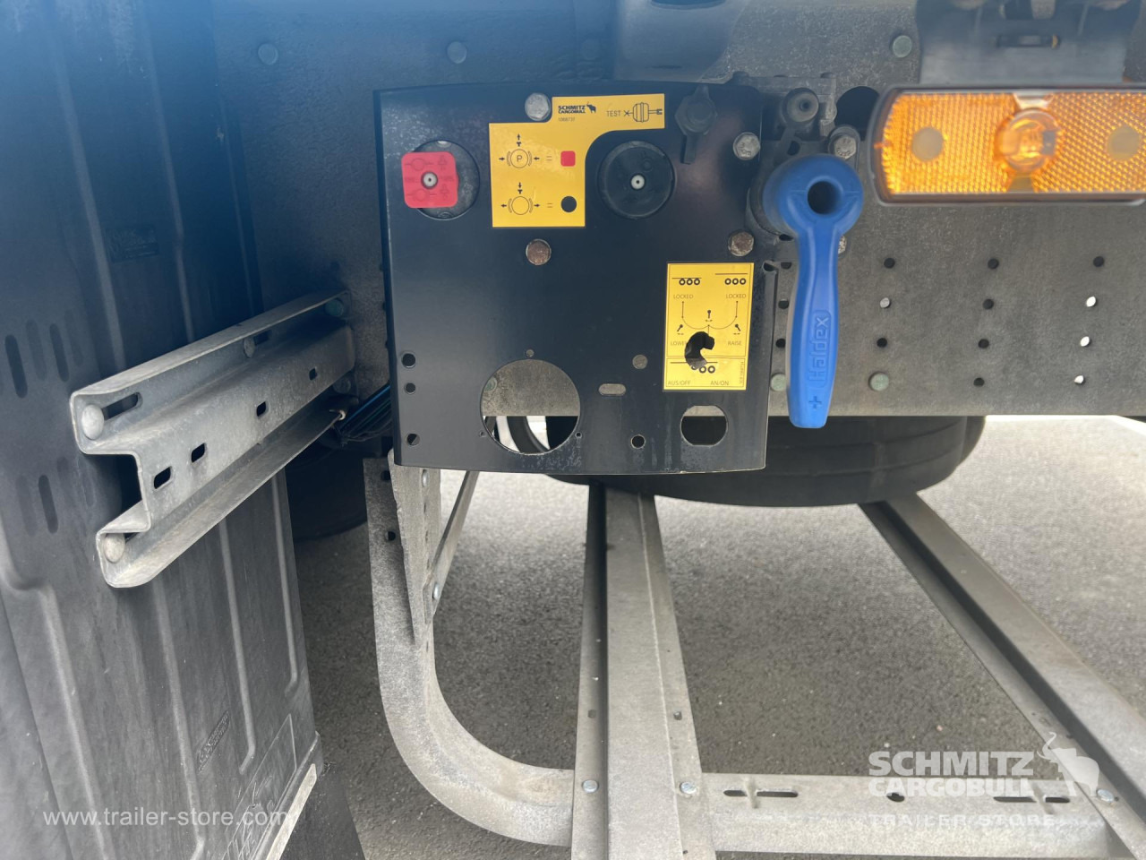 SCHMITZ Curtainsider Standard - Tentinė puspriekabė: foto 2 SCHMITZ Curtainsider Standard - Tentinė puspriekabė: foto 2