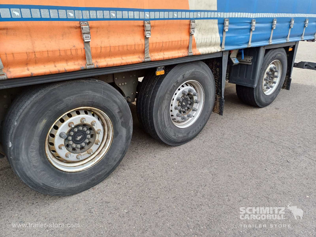 SCHMITZ Auflieger Curtainsider Standard Forklift holder - Tentinė puspriekabė: foto 4 SCHMITZ Auflieger Curtainsider Standard Forklift holder - Tentinė puspriekabė: foto 4
