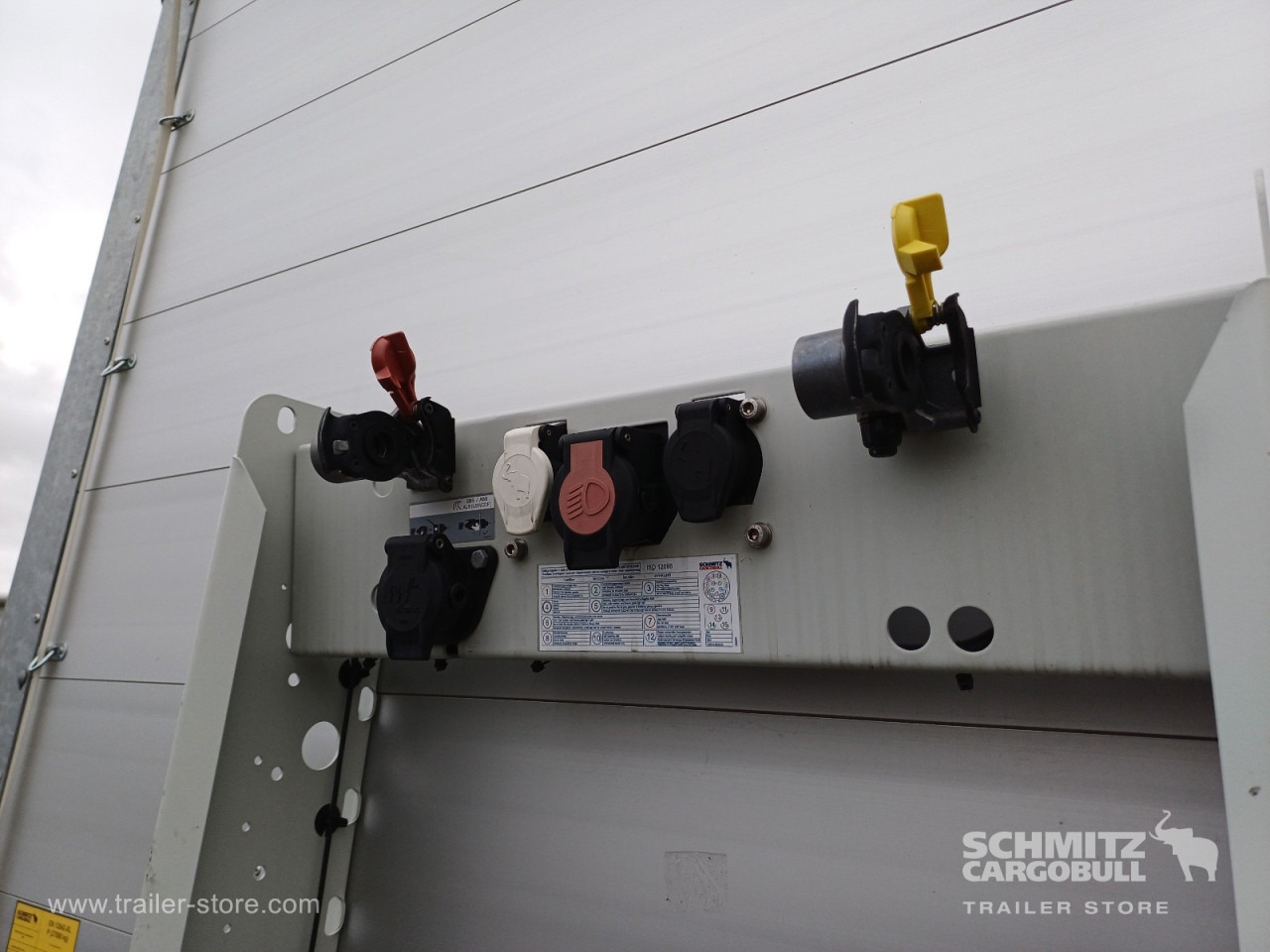 SCHMITZ Auflieger Curtainsider Standard - Tentinė puspriekabė: foto 2 SCHMITZ Auflieger Curtainsider Standard - Tentinė puspriekabė: foto 2