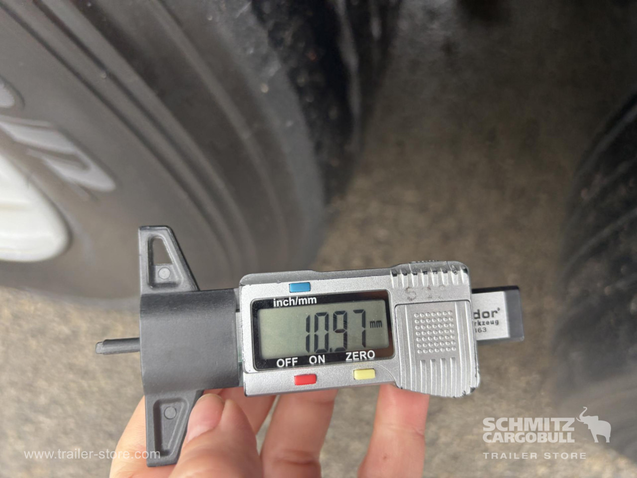 SCHMITZ Curtainsider Standard - Tentinė puspriekabė: foto 2 SCHMITZ Curtainsider Standard - Tentinė puspriekabė: foto 2