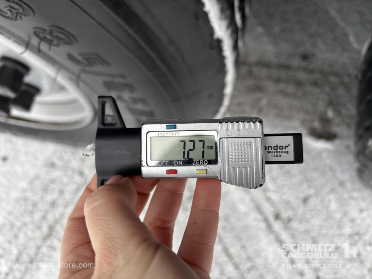 SCHMITZ Curtainsider Standard - Tentinė puspriekabė: foto 2 SCHMITZ Curtainsider Standard - Tentinė puspriekabė: foto 2