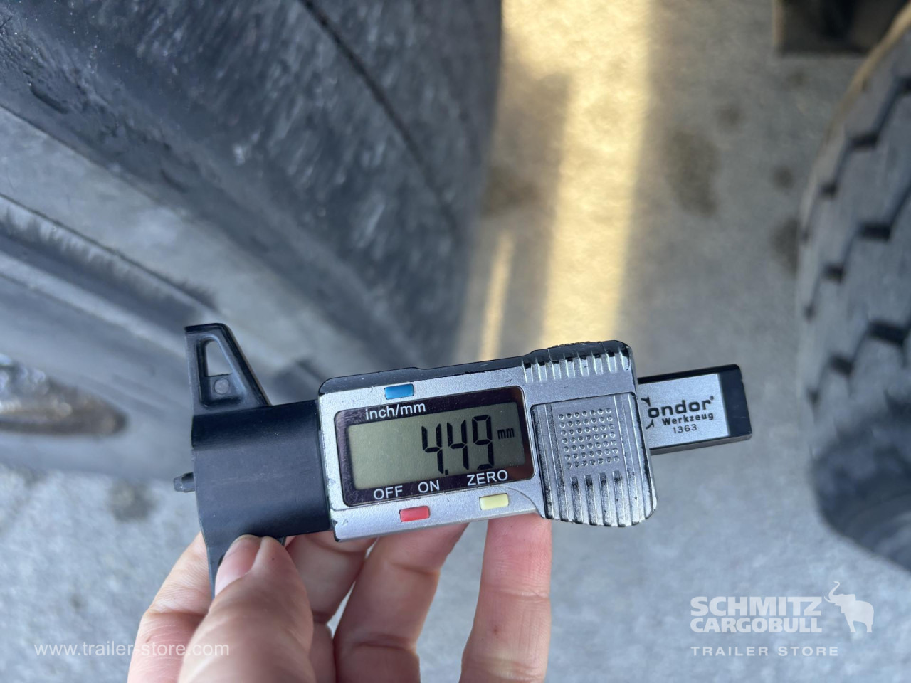 SCHMITZ Curtainsider Standard - Tentinė puspriekabė: foto 2 SCHMITZ Curtainsider Standard - Tentinė puspriekabė: foto 2