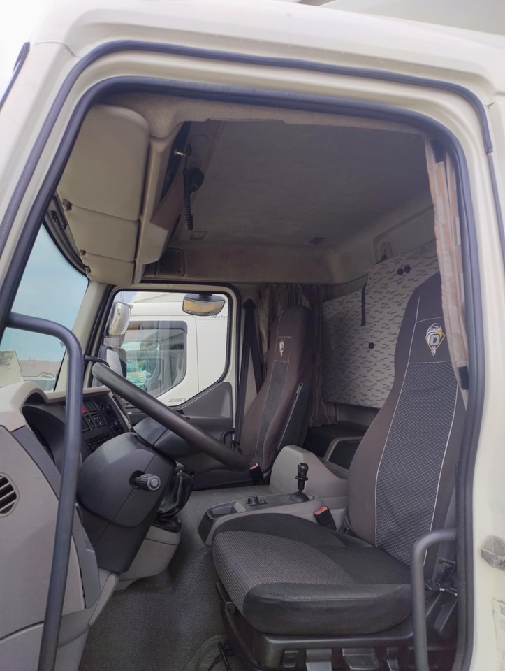 DAF LF 250 / Curtainsider 18 EPAL / sleeping cab - Tentinis sunkvežimis: foto 4 DAF LF 250 / Curtainsider 18 EPAL / sleeping cab - Tentinis sunkvežimis: foto 4