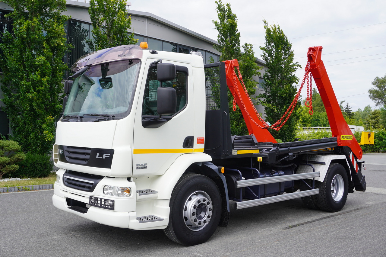 DAF LF 55.220 Skip loader GUIMA PALFINGER M14T - Nuožulnaus pakėlimo ant platformos sunkvežimis: foto 1 DAF LF 55.220 Skip loader GUIMA PALFINGER M14T - Nuožulnaus pakėlimo ant platformos sunkvežimis: foto 1