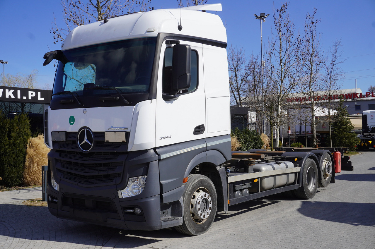 MERCEDES-BENZ Actros 2543 / BDF / Retarder / sleeping cabin - Konteineris-vežimus/ Sukeisti kūną sunkvežimis: foto 2 MERCEDES-BENZ Actros 2543 / BDF / Retarder / sleeping cabin - Konteineris-vežimus/ Sukeisti kūną sunkvežimis: foto 2
