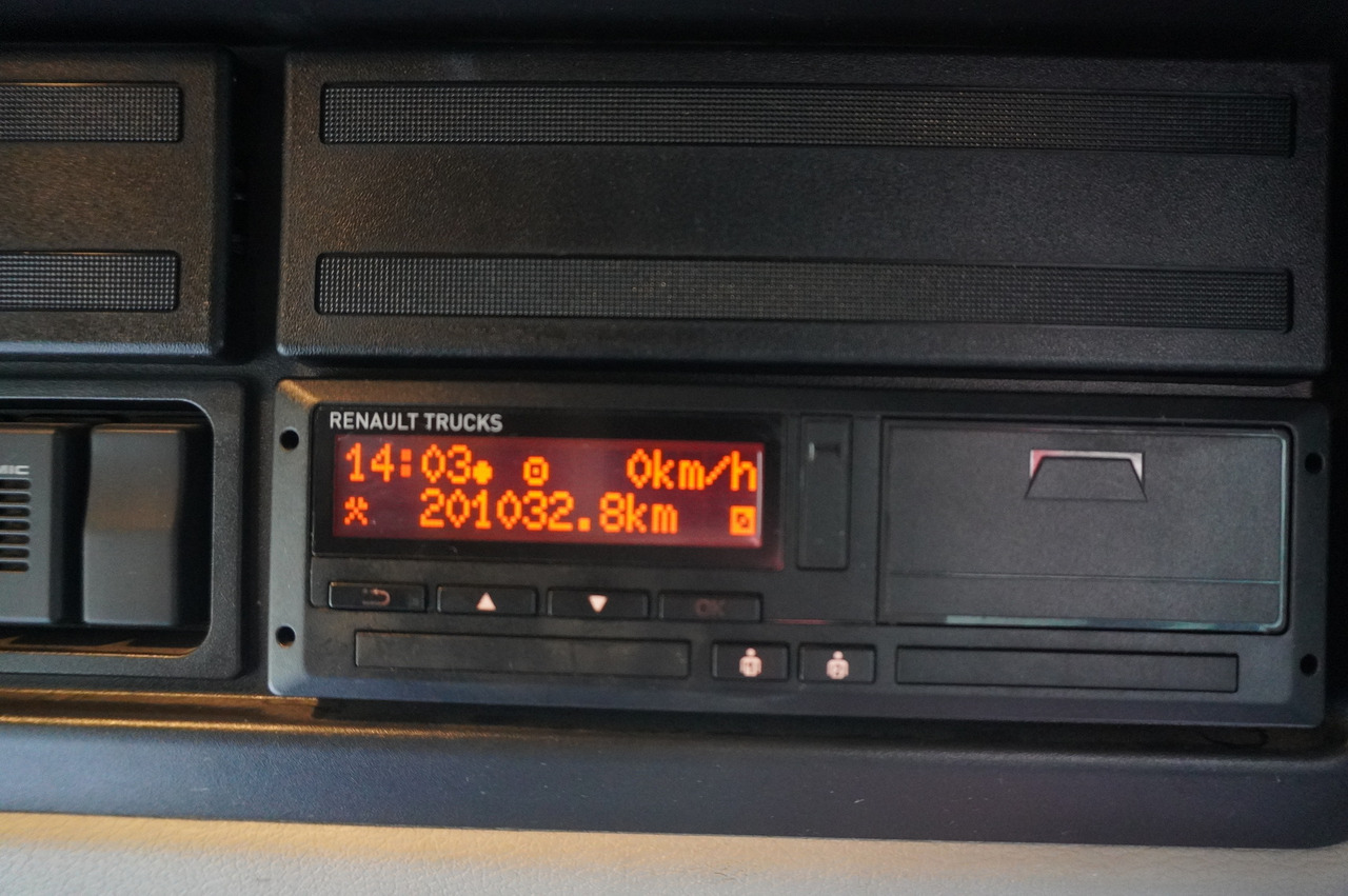 RENAULT C280 DTI 8 / FASSI crane 5.6 T / 560 MTH / range 8 m / Flatbed 15 EPAL - Platforminis/ Bortinis sunkvežimis, Sunkvežimis su kranu: foto 4 RENAULT C280 DTI 8 / FASSI crane 5.6 T / 560 MTH / range 8 m / Flatbed 15 EPAL - Platforminis/ Bortinis sunkvežimis, Sunkvežimis su kranu: foto 4