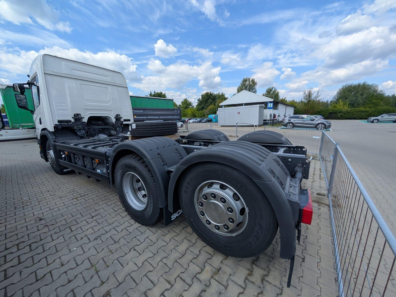 SCANIA P 340 B6x2*4NA / chassis frame / steering axle / CNG / large cab / 8 units - Šiukšliavežis: foto 3 SCANIA P 340 B6x2*4NA / chassis frame / steering axle / CNG / large cab / 8 units - Šiukšliavežis: foto 3