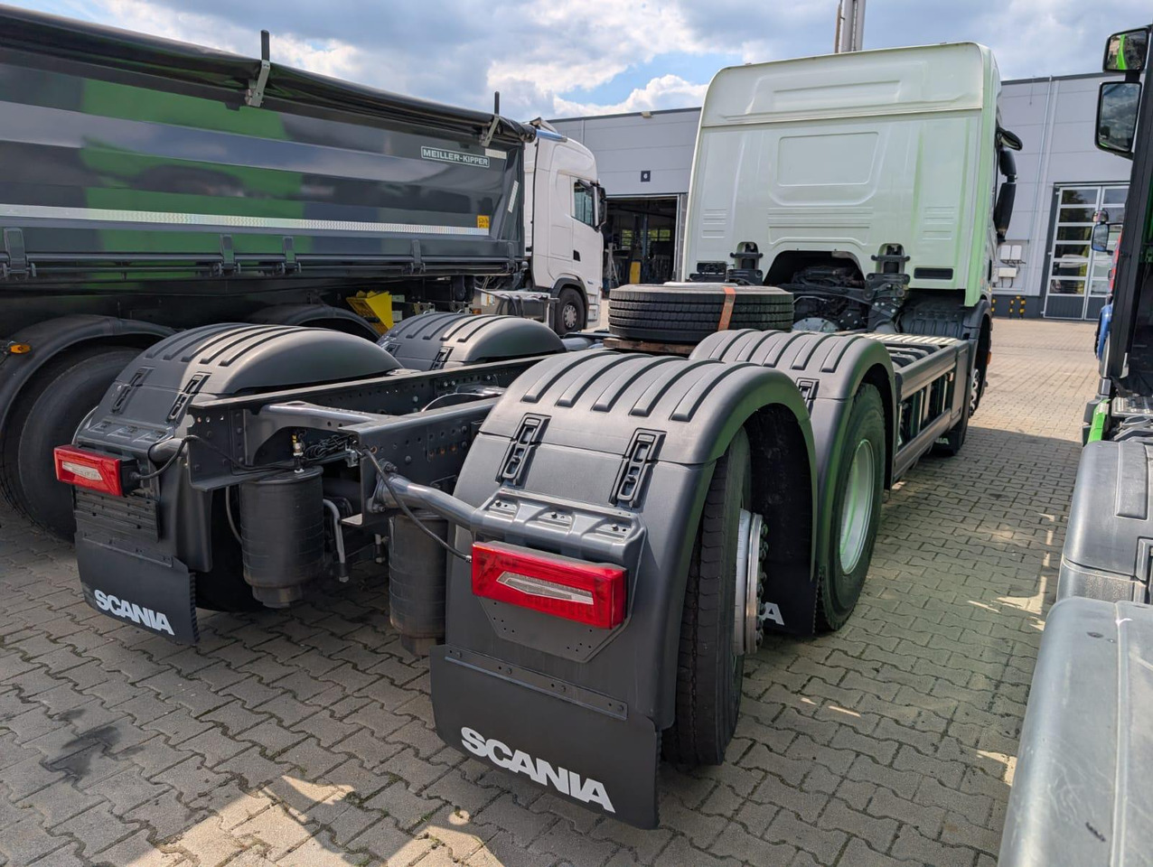 SCANIA P 340 B6x2*4NA / chassis frame / steering axle / CNG / large cab / 8 units - Šiukšliavežis: foto 3 SCANIA P 340 B6x2*4NA / chassis frame / steering axle / CNG / large cab / 8 units - Šiukšliavežis: foto 3