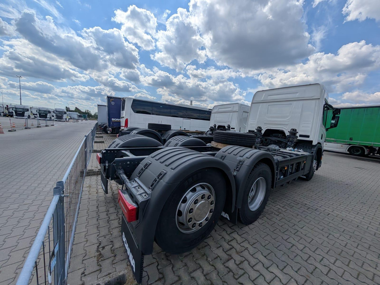 SCANIA P 340 B6x2*4NA / chassis frame / steering axle / CNG / large cab / 8 units - Šiukšliavežis: foto 4 SCANIA P 340 B6x2*4NA / chassis frame / steering axle / CNG / large cab / 8 units - Šiukšliavežis: foto 4
