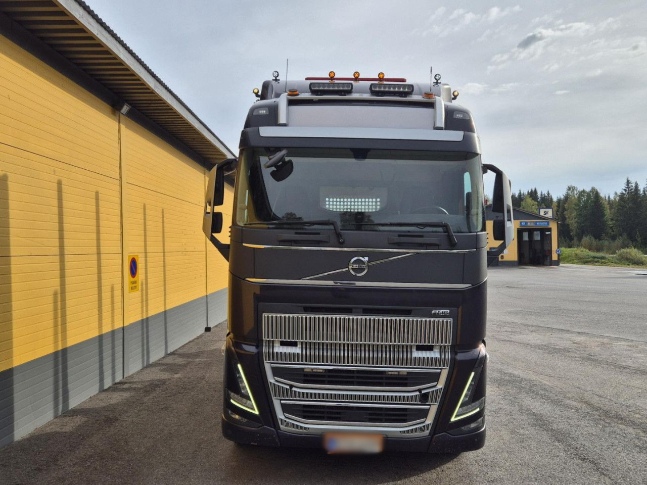VOLVO FH 750 8x4 / 2 lifted axles / timber truck - Sunkvežimis su kranu: foto 5 VOLVO FH 750 8x4 / 2 lifted axles / timber truck - Sunkvežimis su kranu: foto 5