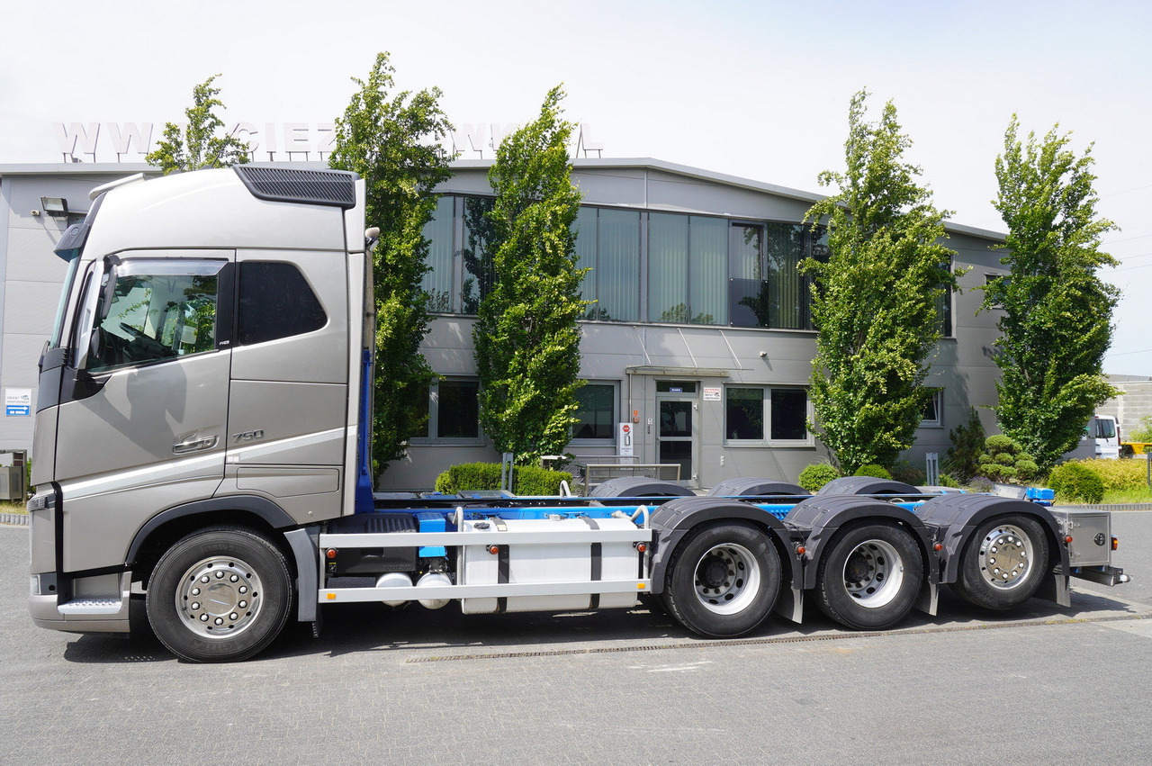 VOLVO Volvo FH16 750 8x4x4 / 750 HP! / Frame 685 cm / Steered 4th axle - Sunkvežimis su kranu: foto 3 VOLVO Volvo FH16 750 8x4x4 / 750 HP! / Frame 685 cm / Steered 4th axle - Sunkvežimis su kranu: foto 3