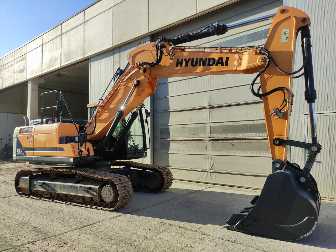 HYUNDAI HX220NL - Vikšrinis ekskavatorius: foto 3 HYUNDAI HX220NL - Vikšrinis ekskavatorius: foto 3