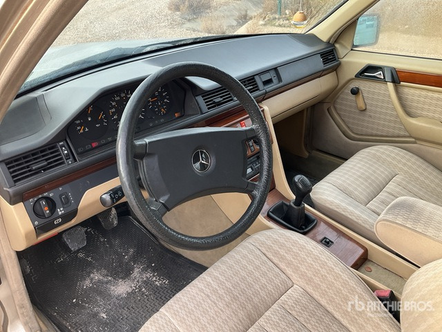 1990 Mercedes-Benz 300D Automobile - Lengvasis automobilis: foto 5 1990 Mercedes-Benz 300D Automobile - Lengvasis automobilis: foto 5