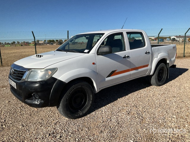 2015 Toyota Hilux 4x4 Crew Cab Pickup - Pikapas: foto 1 2015 Toyota Hilux 4x4 Crew Cab Pickup - Pikapas: foto 1