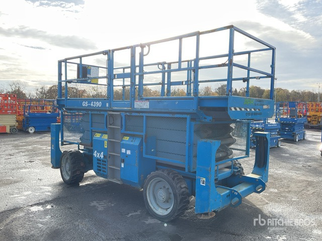 2007 Genie GS4390 4x4 Diesel Scissor Lift - Žirklinis keltuvas: foto 4 2007 Genie GS4390 4x4 Diesel Scissor Lift - Žirklinis keltuvas: foto 4