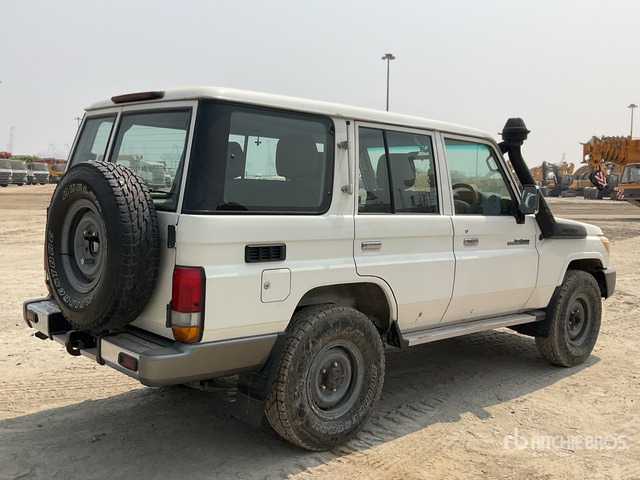 2011 Toyota Land Cruiser LX 76R 4x4 SUV - Visureigis: foto 4 2011 Toyota Land Cruiser LX 76R 4x4 SUV - Visureigis: foto 4