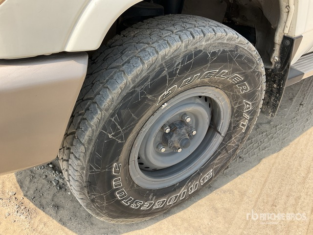 2011 Toyota Land Cruiser LX 76R 4x4 SUV - Visureigis: foto 5 2011 Toyota Land Cruiser LX 76R 4x4 SUV - Visureigis: foto 5