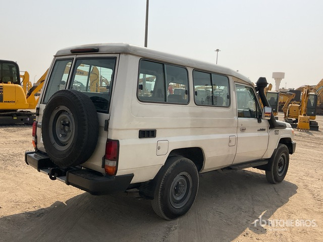 2013 Toyota Land Cruiser 78L 4x4 SUV - Visureigis: foto 3 2013 Toyota Land Cruiser 78L 4x4 SUV - Visureigis: foto 3