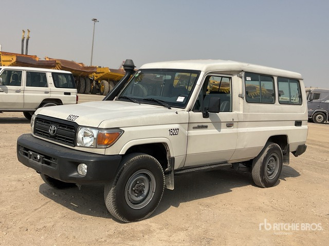 2013 Toyota Land Cruiser 78L 4x4 SUV - Visureigis: foto 1 2013 Toyota Land Cruiser 78L 4x4 SUV - Visureigis: foto 1