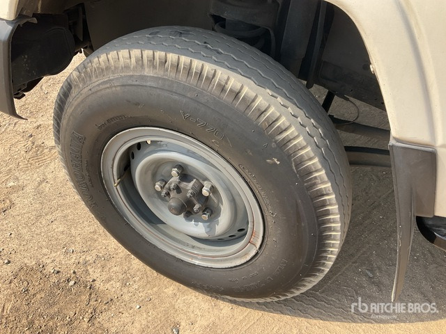 2013 Toyota Land Cruiser 78L 4x4 SUV - Visureigis: foto 5 2013 Toyota Land Cruiser 78L 4x4 SUV - Visureigis: foto 5