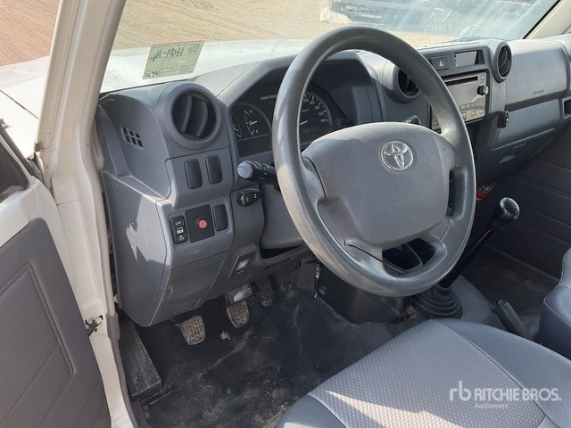2016 Toyota Land Cruiser 79L 4x4 Crew Cab Pickup - Pikapas: foto 5 2016 Toyota Land Cruiser 79L 4x4 Crew Cab Pickup - Pikapas: foto 5