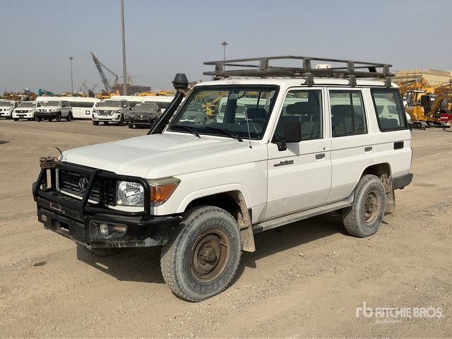 2018 Toyota Land Cruiser 76L 4x4 SUV - Visureigis: foto 2 2018 Toyota Land Cruiser 76L 4x4 SUV - Visureigis: foto 2