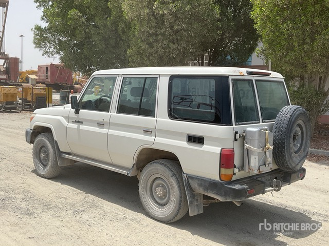 2018 Toyota Land Cruiser 76L 4x4 SUV - Visureigis: foto 3 2018 Toyota Land Cruiser 76L 4x4 SUV - Visureigis: foto 3