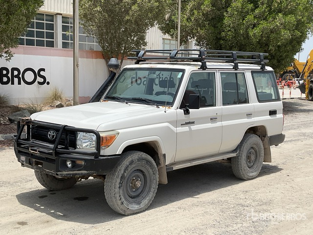 2018 Toyota Land Cruiser 76L 4x4 SUV - Visureigis: foto 2 2018 Toyota Land Cruiser 76L 4x4 SUV - Visureigis: foto 2