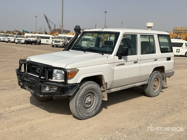 2019 Toyota Land Cruiser 76L 4x4 SUV - Visureigis: foto 2 2019 Toyota Land Cruiser 76L 4x4 SUV - Visureigis: foto 2