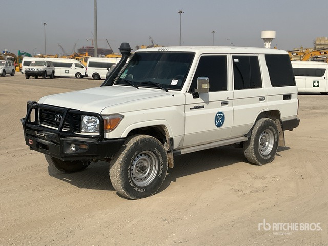 2021 Toyota Land Cruiser 76L 4x4 SUV - Visureigis: foto 2 2021 Toyota Land Cruiser 76L 4x4 SUV - Visureigis: foto 2