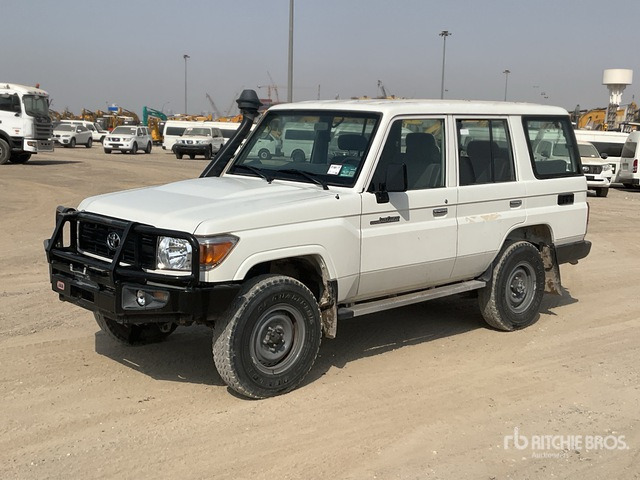 2021 Toyota Land Cruiser 76L 4x4 SUV - Visureigis: foto 1 2021 Toyota Land Cruiser 76L 4x4 SUV - Visureigis: foto 1