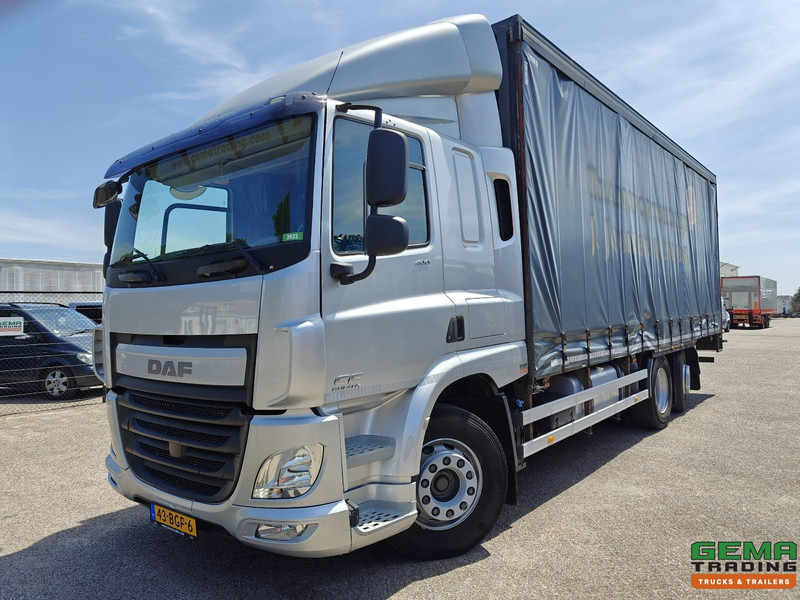 DAF CF 400 FAN 6x2/4 SpaceCab Euro6A - Schuifzeilenbak 7.7m + Laadklep 2000kg - HH Vloer - AanhangerKoppeling - Tentinis sunkvežimis: foto 1 DAF CF 400 FAN 6x2/4 SpaceCab Euro6A - Schuifzeilenbak 7.7m + Laadklep 2000kg - HH Vloer - AanhangerKoppeling - Tentinis sunkvežimis: foto 1