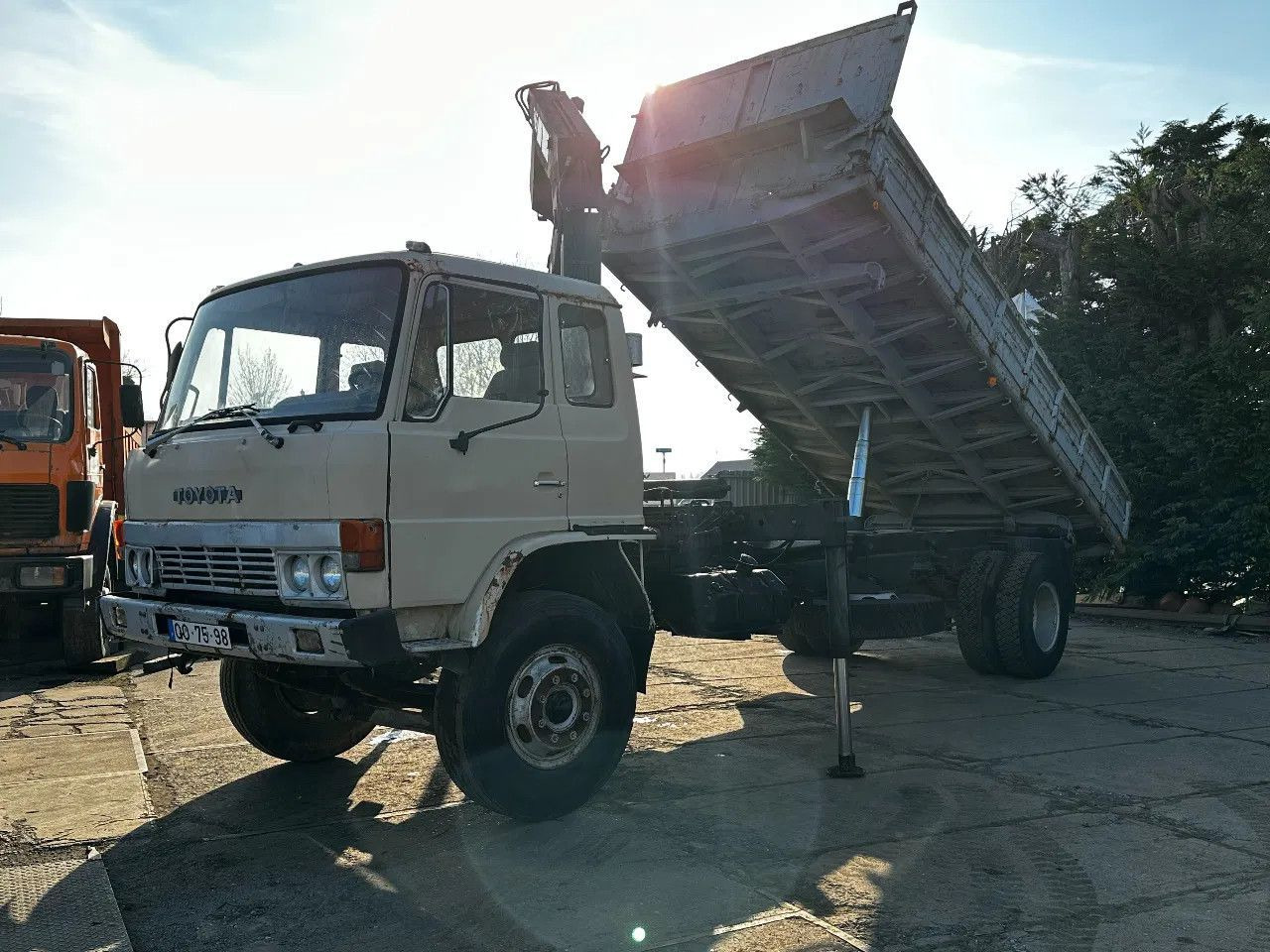 Toyota HINO 14T 4X2 Tipper+Crane Hiab 765 Spring/Spring - Savivartis sunkvežimis: foto 2 Toyota HINO 14T 4X2 Tipper+Crane Hiab 765 Spring/Spring - Savivartis sunkvežimis: foto 2