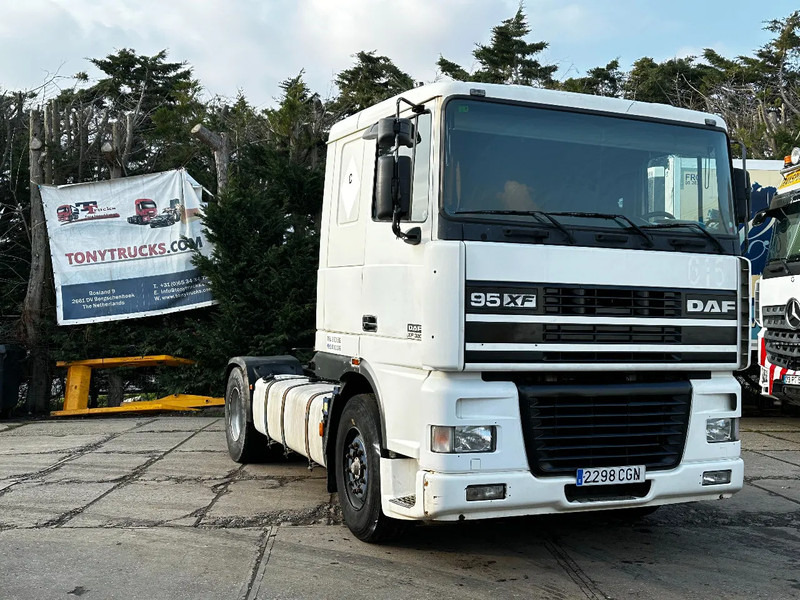 DAF XF 95.380 4X2 Tractor-unit Spring/Air ZF Manual Euro2 PTO - Vilkikas: foto 1 DAF XF 95.380 4X2 Tractor-unit Spring/Air ZF Manual Euro2 PTO - Vilkikas: foto 1