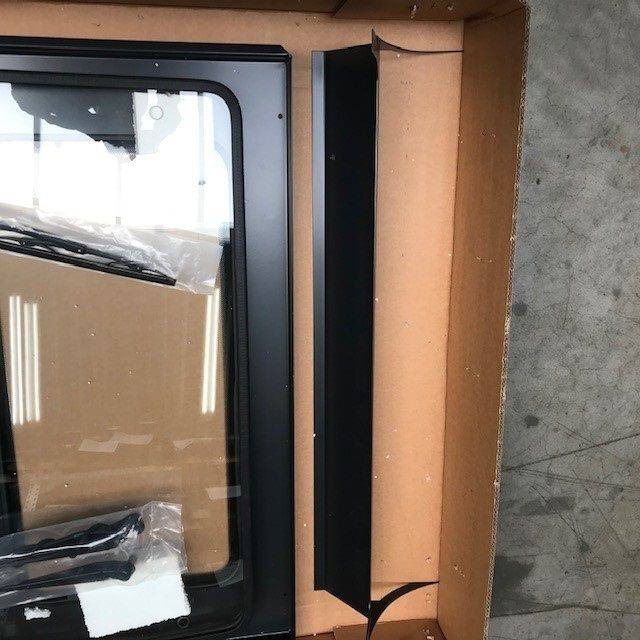 FRONT + ROOF PANEL FOR KOMATSU - Langas ir dalys - Krovimo technika: foto 5 FRONT + ROOF PANEL FOR KOMATSU - Langas ir dalys - Krovimo technika: foto 5