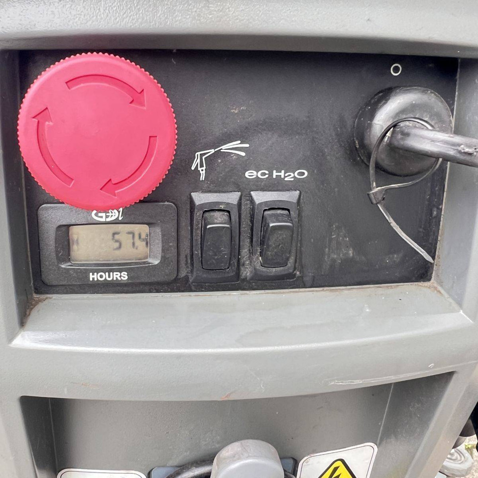 Tennant T500 - Grindų plovimo mašina: foto 5 Tennant T500 - Grindų plovimo mašina: foto 5