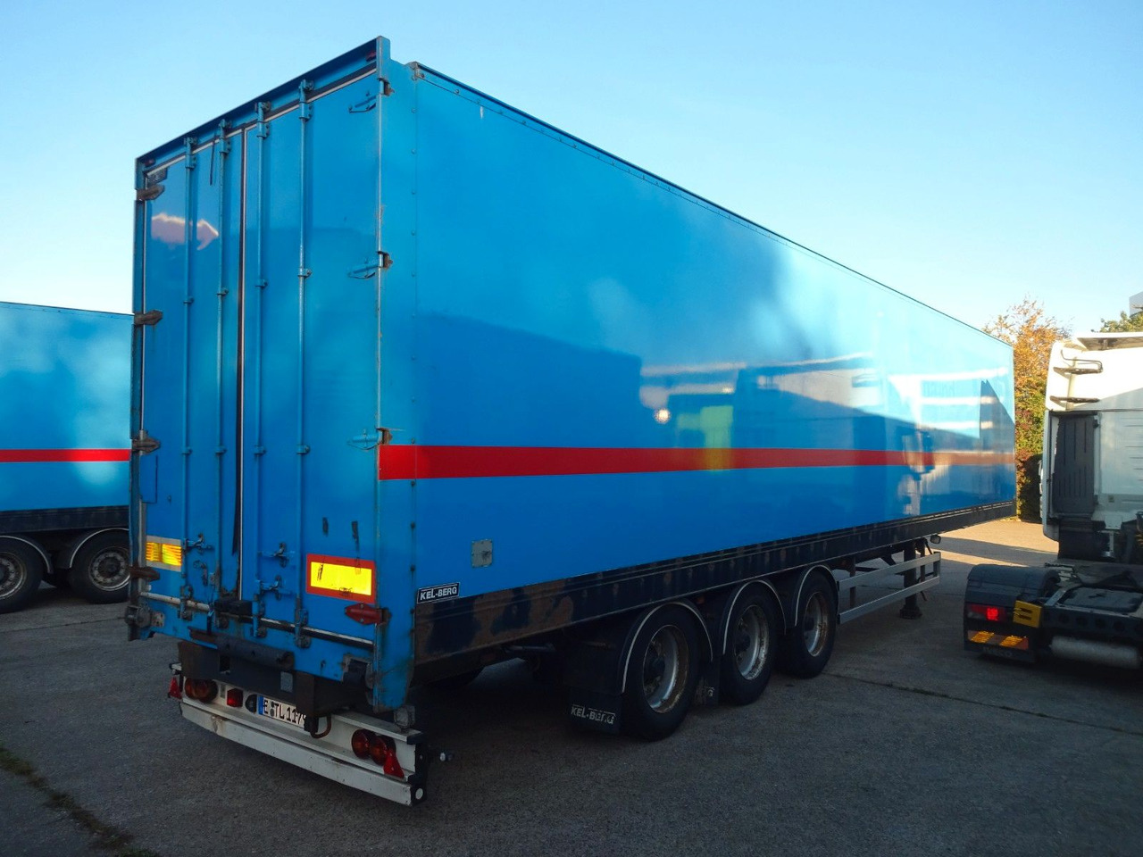 Kel-Berg 3 x Koffer, Doppelstock mit Balken - Furgonas puspriekabė: foto 5 Kel-Berg 3 x Koffer, Doppelstock mit Balken - Furgonas puspriekabė: foto 5