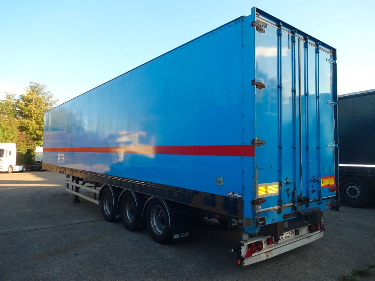 Kel-Berg 3 x Koffer, Doppelstock mit Balken - Furgonas puspriekabė: foto 5 Kel-Berg 3 x Koffer, Doppelstock mit Balken - Furgonas puspriekabė: foto 5