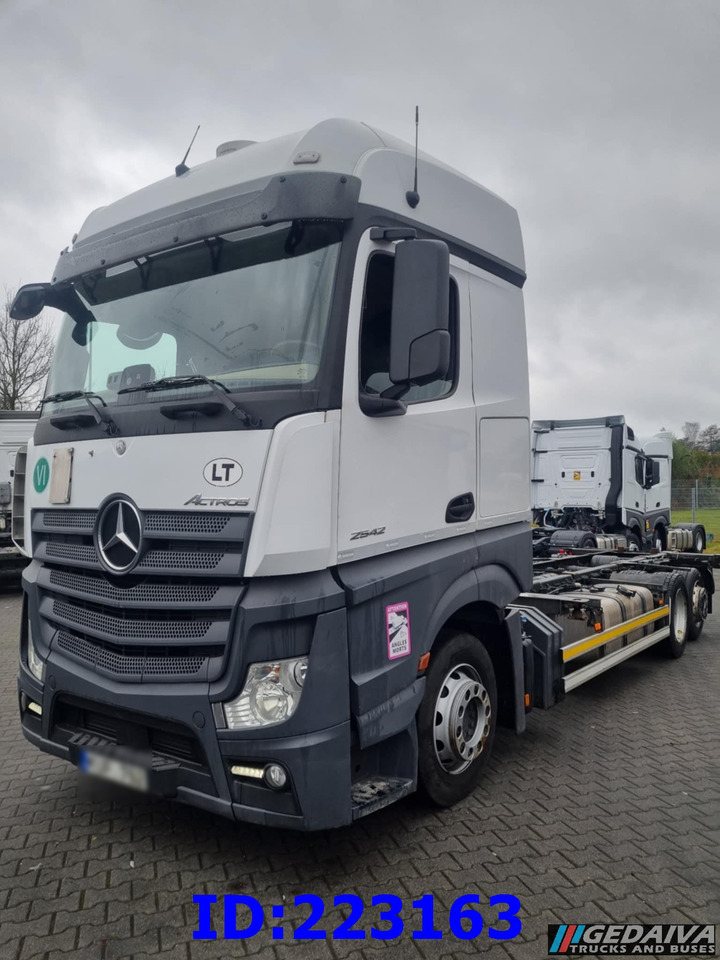 MERCEDES-BENZ Actros 2542 BDF 6x2 Euro6 - Važiuoklės sunkvežimis: foto 2 MERCEDES-BENZ Actros 2542 BDF 6x2 Euro6 - Važiuoklės sunkvežimis: foto 2